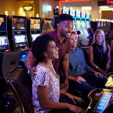 Live Baccarat Table တွင် Real Dealer နှင့် ကစားနေသည့် မြင်ကွင်း